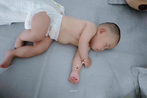 日照三个月宝宝抬头不稳 日照三个月宝宝抬头不稳